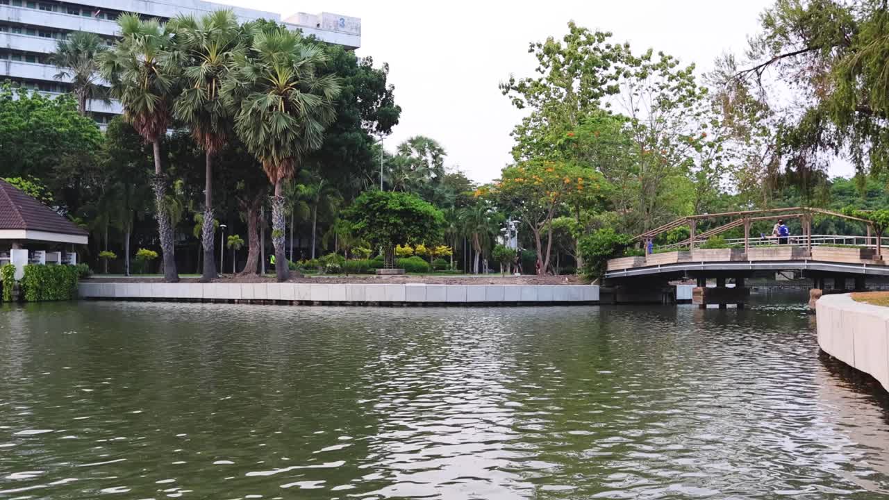 방 정원에서 평화로운 호수 장면