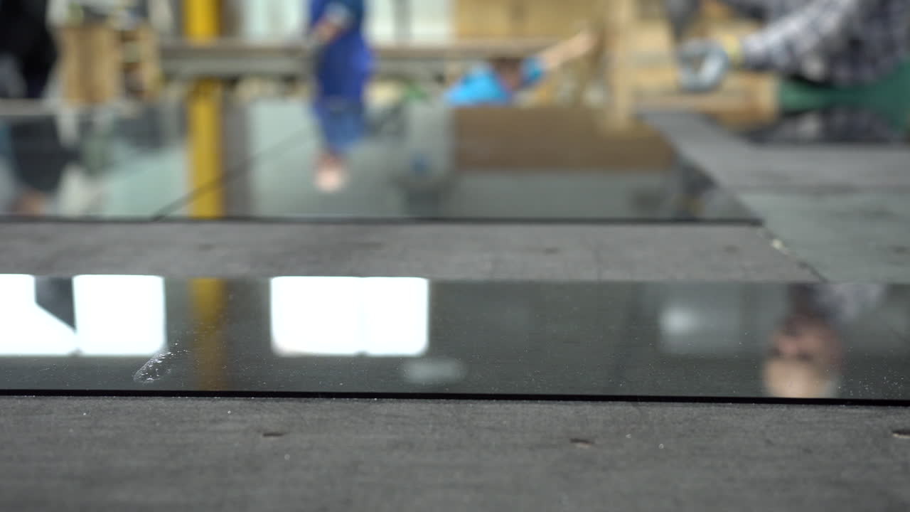 유리공장에서 일하는 남자들