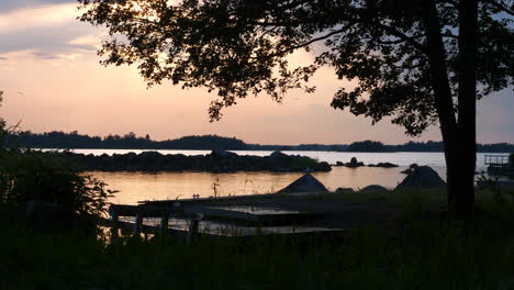 Nordischer-Hafen-In-Der-Silhouette-In-Der-Dämmerung,-Totale