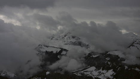 time-lapse que muestra nubes en movimiento en un valle de montaña en los alpes franceses en invierno