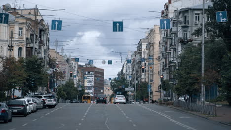 Carretera-De-La-Ciudad-Durante-El-Día-Con-Coches-Circulando-Por-El-Fondo-Urbano-De-La-Calle.