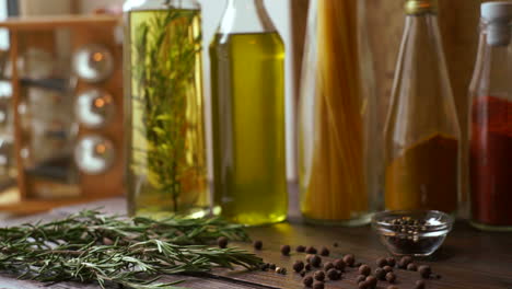 especias y hierbas en la mesa de la cocina. primer plano de los ingredientes de cocina.