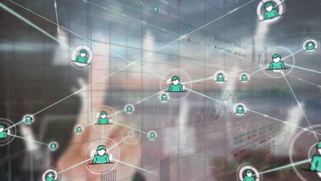red de iconos digitales y red de conexiones contra una mujer de negocios caucásica que trabaja en oficinas.
