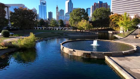 Marshall-Park-Con-Fuente-De-Agua-En-El-Centro-De-Charlotte,-Carolina-Del-Norte