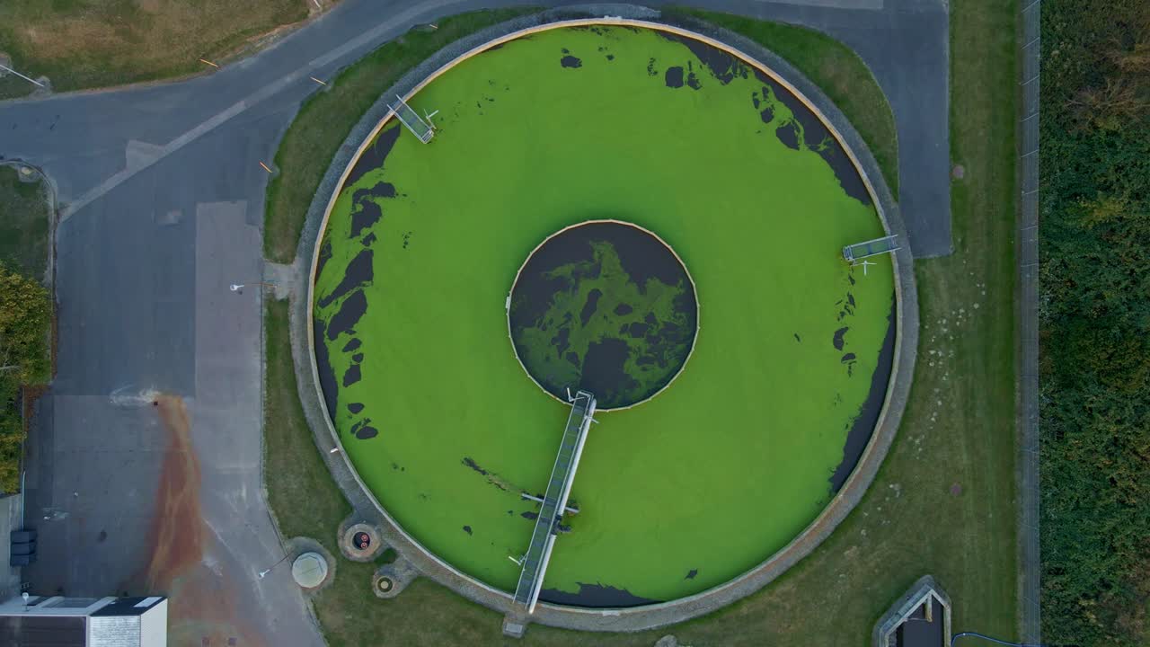 planta de tratamiento de agua para aguas residuales sucias de una gran ciudad. video aéreo 4k.