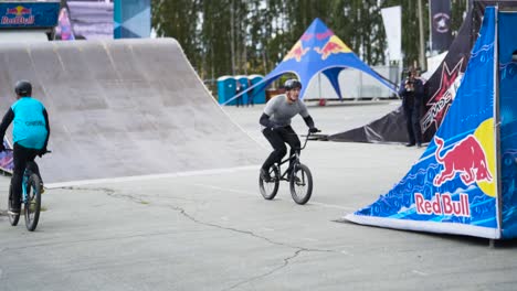 jinete de bmx realizando trucos aéreos