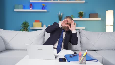 Hombre-Trabajador-De-Oficina-En-Casa-Mirando-La-Cámara-Con-Miedo-Y-Duda.