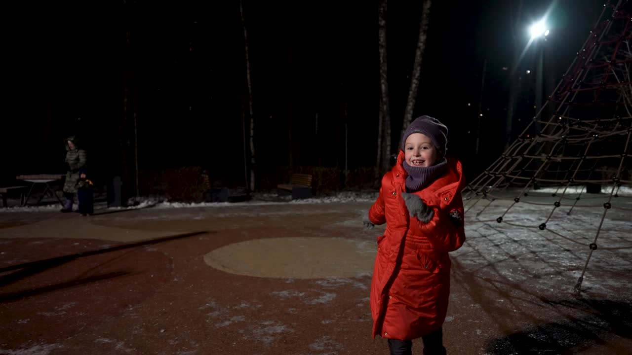 ребенок играет на улице ночью в парке