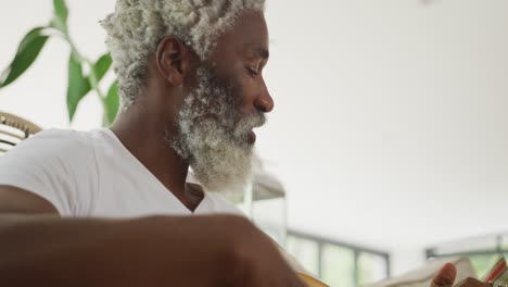 Video-Eines-Traurigen-Afroamerikanischen-älteren-Mannes,-Der-Gitarre-Spielt
