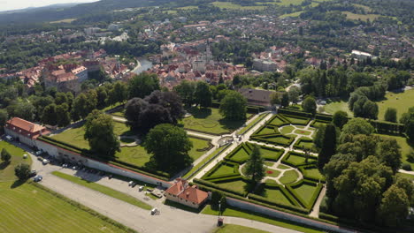 Parque-Ajardinado-Sobre-La-Ciudad-De-Český-Krumlov-En-El-Campo-Del-Sur-De-Bohemia