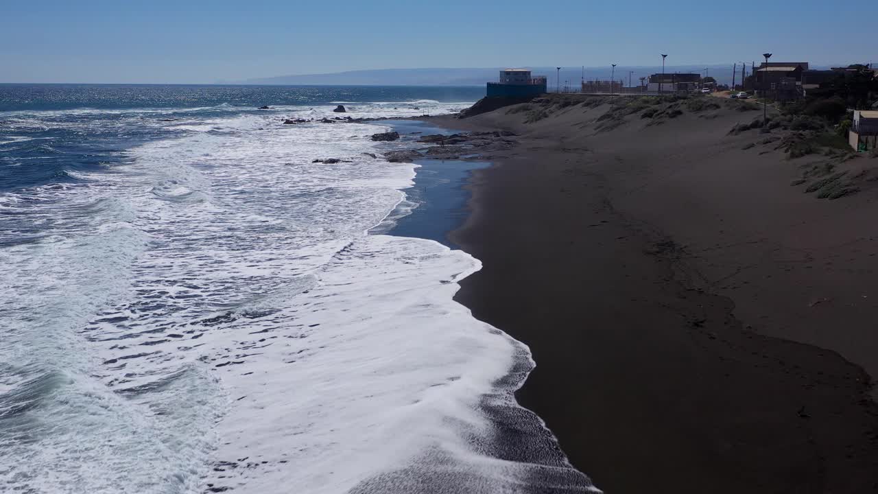 antena: playa infiernillo vista aérea de una playa de arena negra en un día soleado tiro de drone con playa con olas en pichilemu y punta de lobos deporte al aire libre chile colchagua cardenal caro