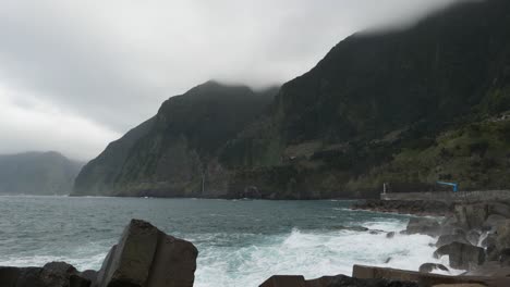 Poderosas-Olas-Del-Océano-Chocan-En-La-Costa-De-Madeira-En-Un-Día-Nublado