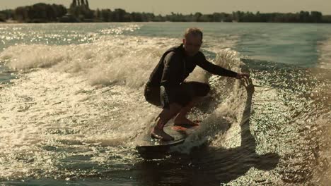 Hombre-Surfeando-Sobre-Olas-En-Cámara-Lenta.-Jinete-De-Wake-Surf-Disfruta-De-Las-Olas