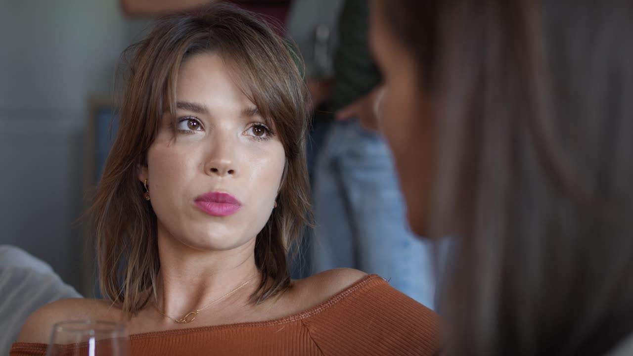 젊은 성인 소녀 들 이 집 파티 에서 함께 이야기 하고 있다