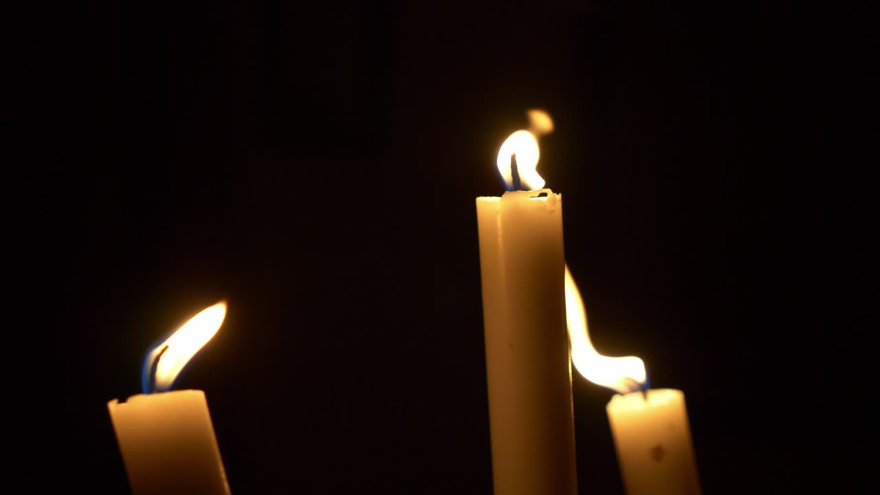 video di candele di cera su uno sfondo scuro