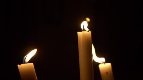 video de velas de cera en un fondo oscuro