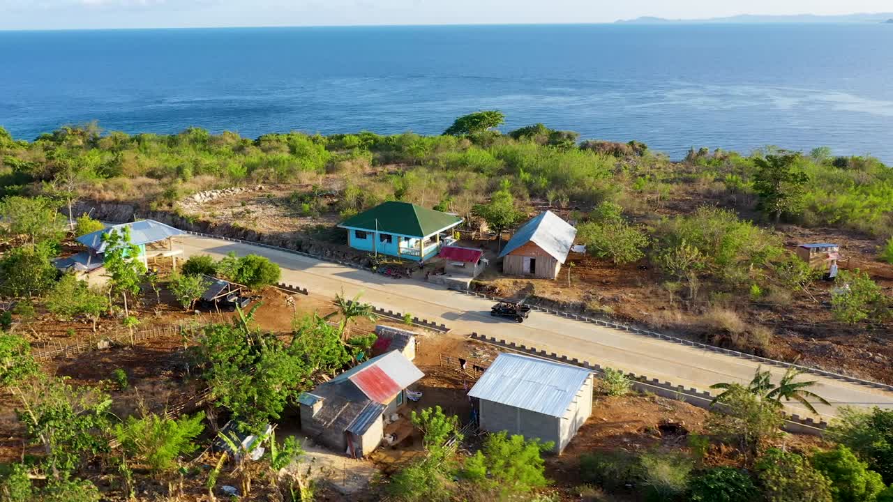 vista aérea de la carretera y los coches circulando por la costa junto al mar.