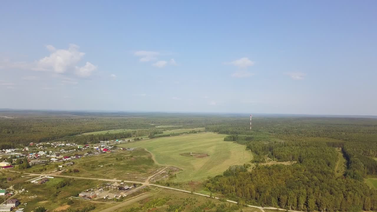 vista aérea de una aldea rural y el paisaje circundante
