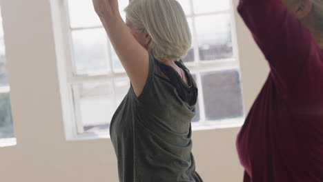 Grupo-De-Clase-De-Yoga-De-Mujeres-De-Mediana-Edad-Practicando-Pose-De-Oración-Disfrutando-De-Un-Estilo-De-Vida-Saludable-En-El-Gimnasio