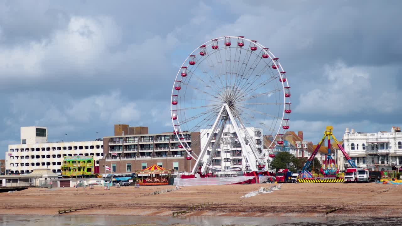 해변 카니발 에서 회전 하는 페리스