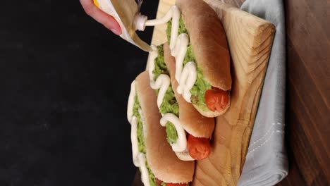 comida chileña típica completo hoy perro con tomate, aguacate palta y mayonesa enfoque selectivo