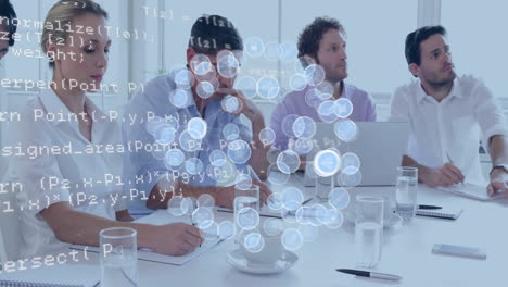 animación de iconos de medios y procesamiento de datos sobre diversos colegas discutiendo el trabajo en la reunión