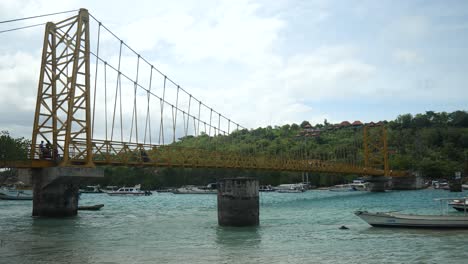 Slow-motion-wide-shot-of-the-yellow-bridge-in-Nusa-Lembongan,-Indonesia