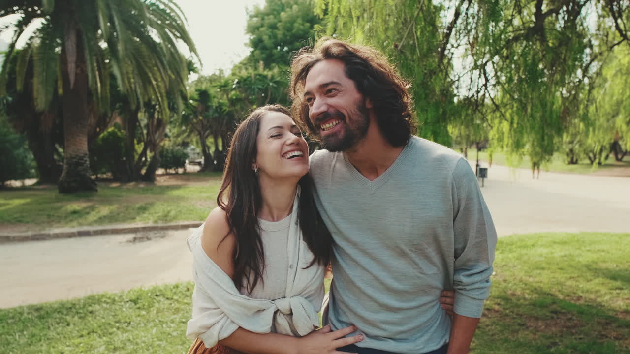Um casal feliz aproveitando um momento romântico no parque