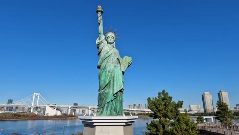 Tokio-Visto-Desde-La-Isla-Artificial-De-Odaiba-En-La-Bahía-De-Tokio,-Unida-Por-El-Puente-Del-Arco-Iris