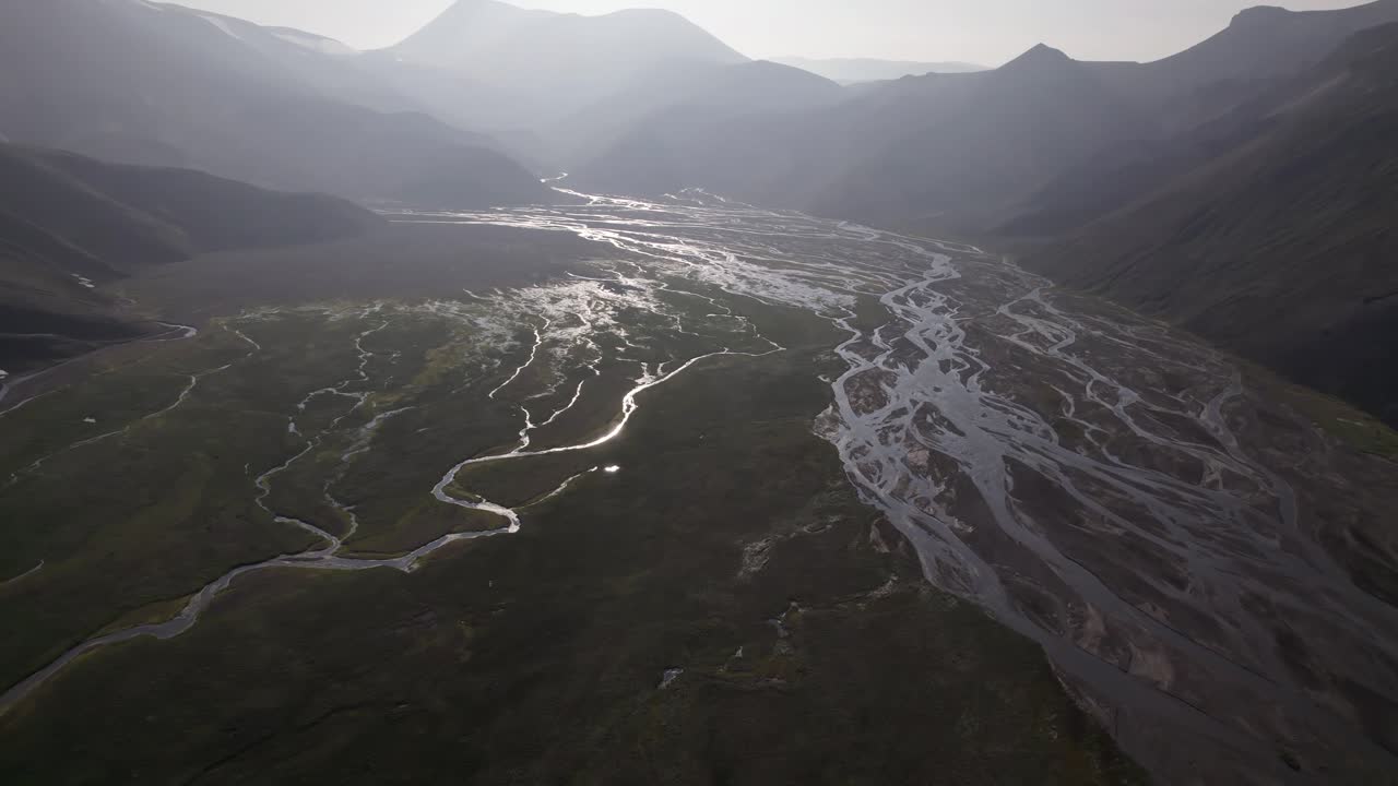 estuario del río en el valle iluminado por el sol