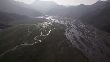 Estuario-Del-Río-En-El-Valle-Iluminado-Por-El-Sol