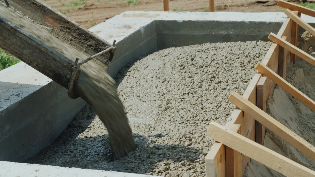 verter hormigón en el zócalo. construcción de casas privadas concepto