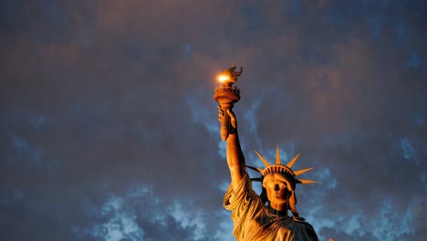 estatua de la libertad al atardecer