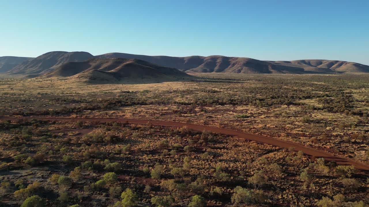 camino rural en el desierto australiano en el área de karagini de australia occidental