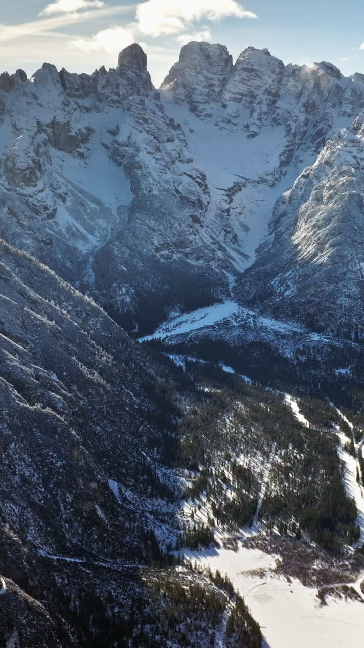 Vista aerea con drone della neve sul monte Cristallo, nelle Dolomiti, Italia. Verticale