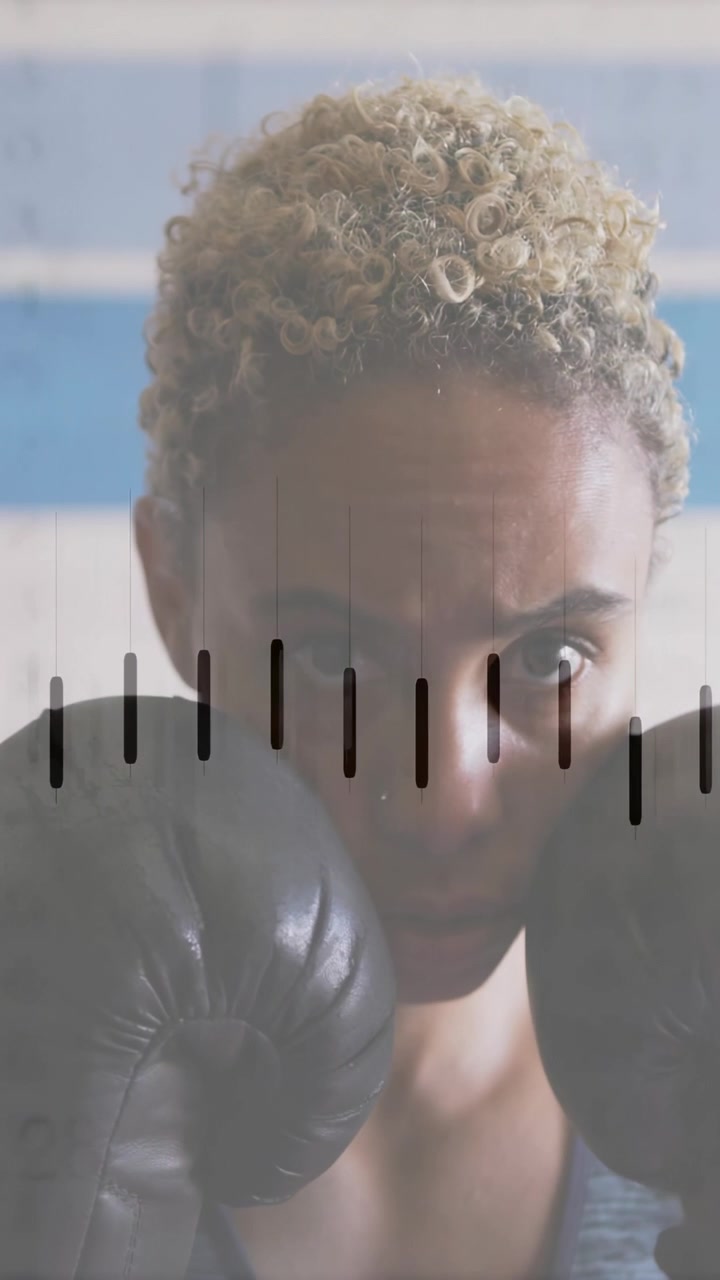 Video verticale: Pugilessa che reagisce a una sovrapposizione di grafico a linee, schivando, fintando e monitorando il fitness.