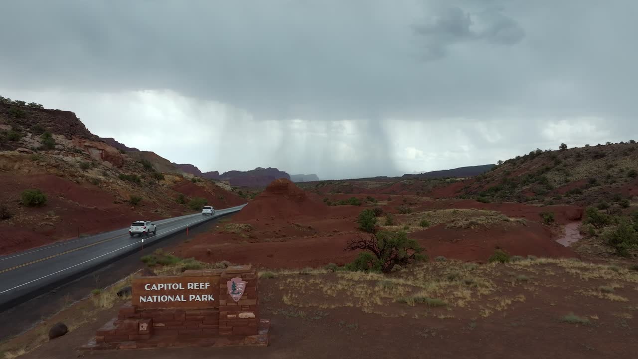 4k aérea de una tormenta en el parque nacional capitol reef en utah, ee.uu.