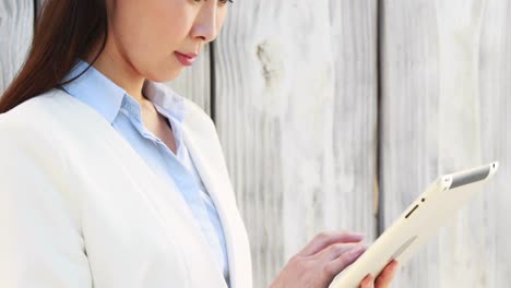 asian businesswoman using her tablet