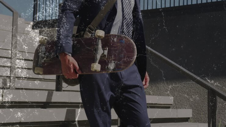 uomo d'affari che scende scale urbane, tenendo uno skateboard, con sovrapposizioni animate di grafici di dati
