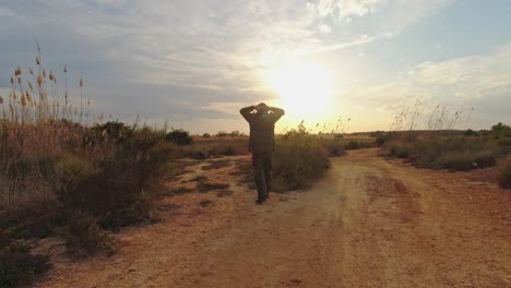 Un-Soldado-Es-Capturado-Y-Se-Le-Ordena-Marchar-Frente-A-Sus-Captores