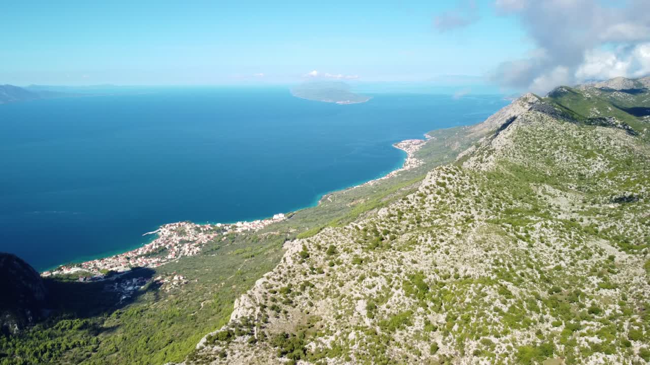 크로아티아 남부 달마티아 의 그라다크 와 브리스트 마을 과 함께 오다르 산 의 파노라마 항공 사진