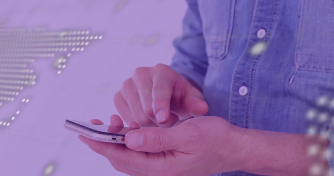 Animazione dell'elaborazione dei dati utente su un utente che utilizza lo smartphone