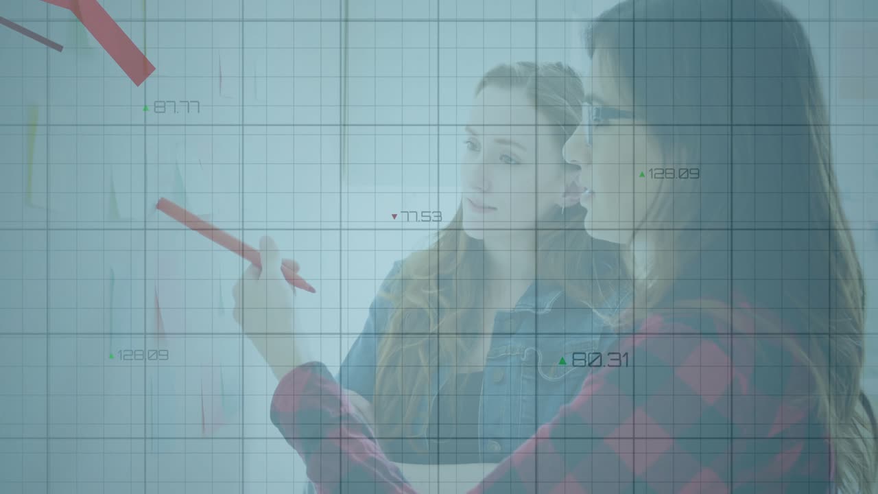 Due analisti si avvicinano a una lavagna di vetro, tracciando un grafico in discesa con un pennarello rosso per l'analisi aziendale.