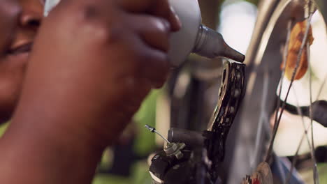 Mujer-Engrasando-Cadena-De-Bicicleta-Oxidada