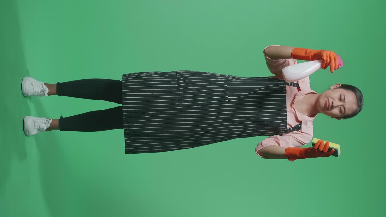 청소하는 여성은 스트레스를 받습니다.