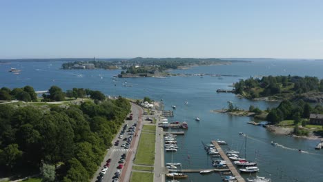 Seitliche-Luftaufnahme-Von-Hafenparks-Und-Inseln-Mit-Wasser--Und-Bootswegen