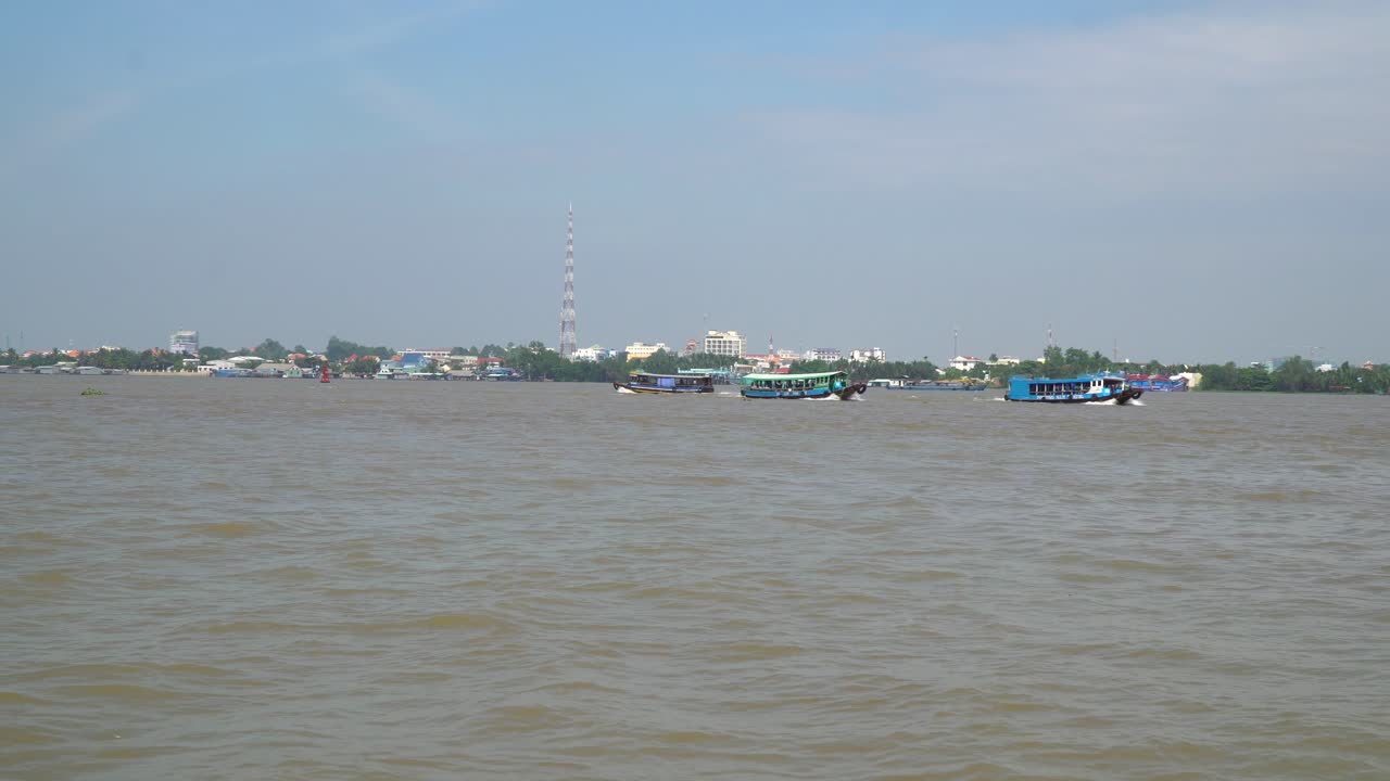 보트 01에서 베트남 호치민의 사이공 강에서 보기