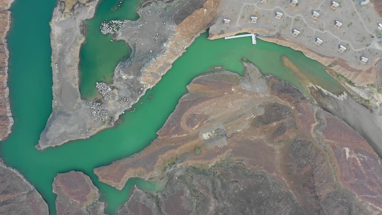 vista aérea de un lago rodeado de montañas cerca de dubai en hatta, emiratos árabes unidos