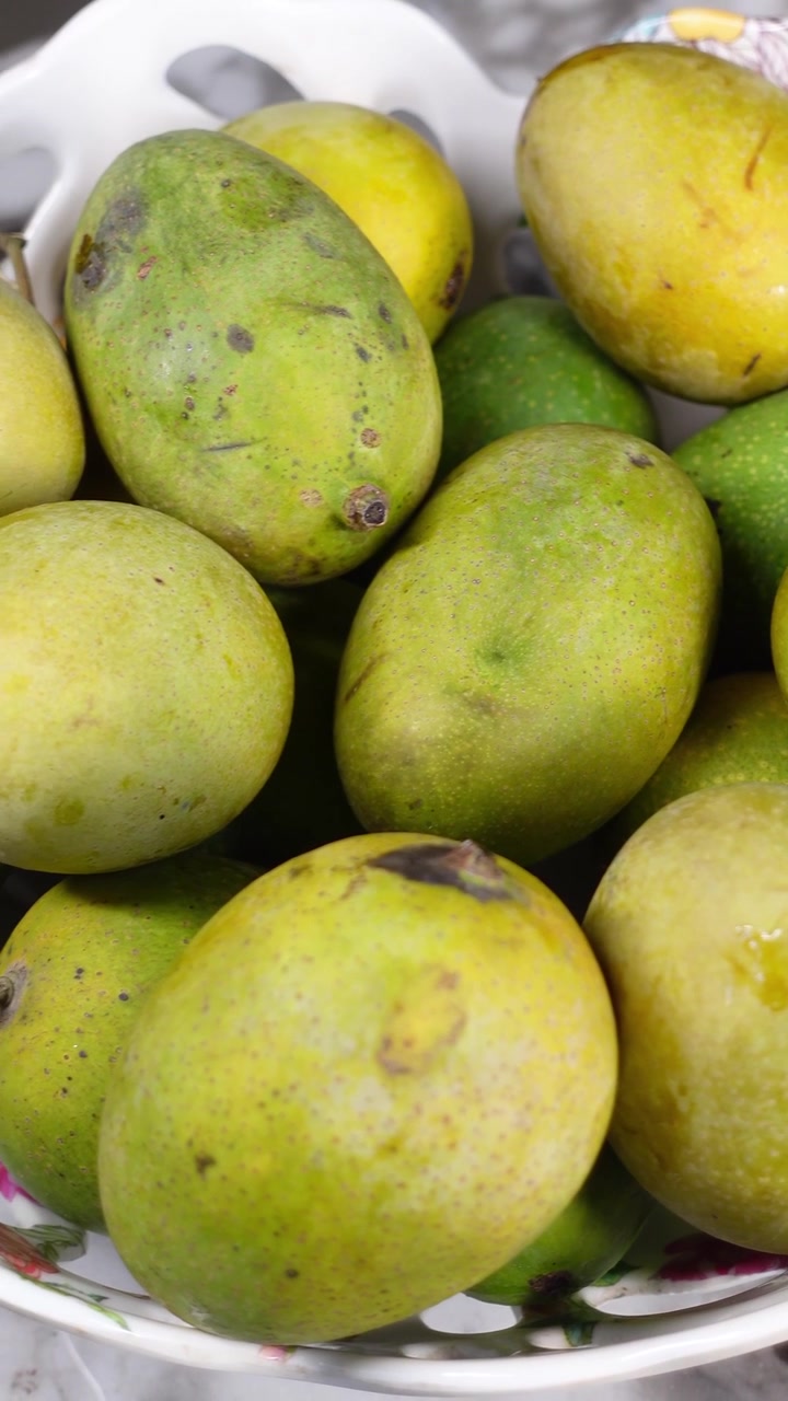 Manghi verdi freschi in una ciotola decorativa