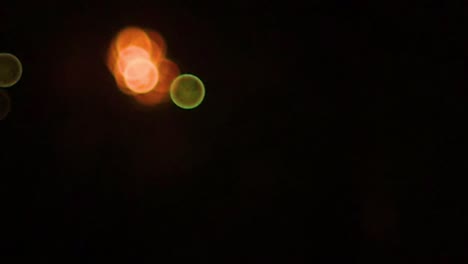 los fuegos artificiales explotan en el fondo del enfoque suave